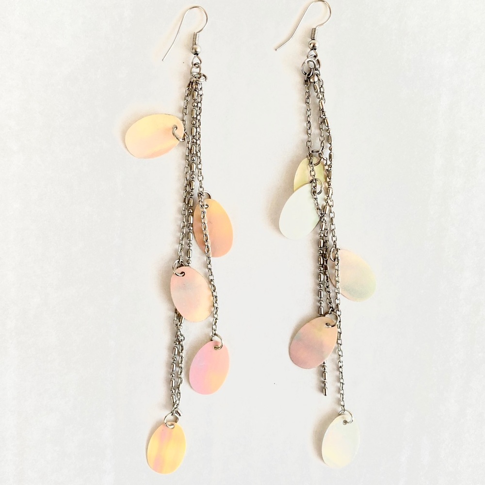 earrings Stunning long chain & shiny white coin